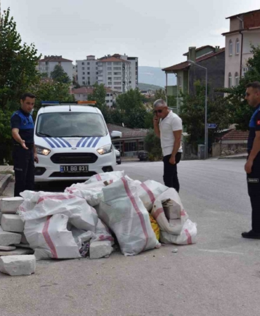 İnşaat atıklarını cadde kenarına bırakan şahsa cezai işlem uygulandı