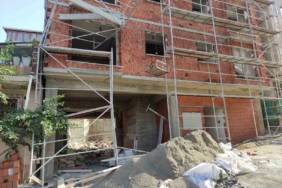 İnşaat iskelesi yüksek gerilim hattının üzerine devrildi: Son anda atlayıp kurtuldu