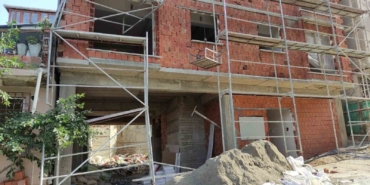 İnşaat iskelesi yüksek gerilim hattının üzerine devrildi: Son anda atlayıp kurtuldu