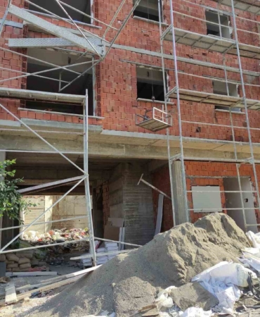 İnşaat iskelesi yüksek gerilim hattının üzerine devrildi: Son anda atlayıp kurtuldu