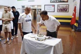 İrfan Can Kahveci’ye sürpriz doğum günü kutlaması