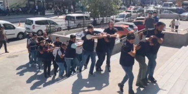 İş yeri ve araç kurşunlayan suç örgütü operasyonunda 8 kişi adliyeye sevk edildi