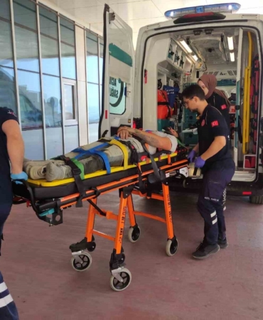 İskeleden düşen işçi yaralandı