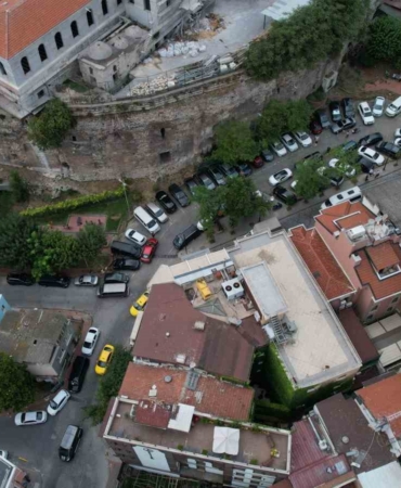 İSPARK’ın otopark olarak kullandığı 1800 yıllık tarihi hipodrom duvarı havadan görüntülendi
