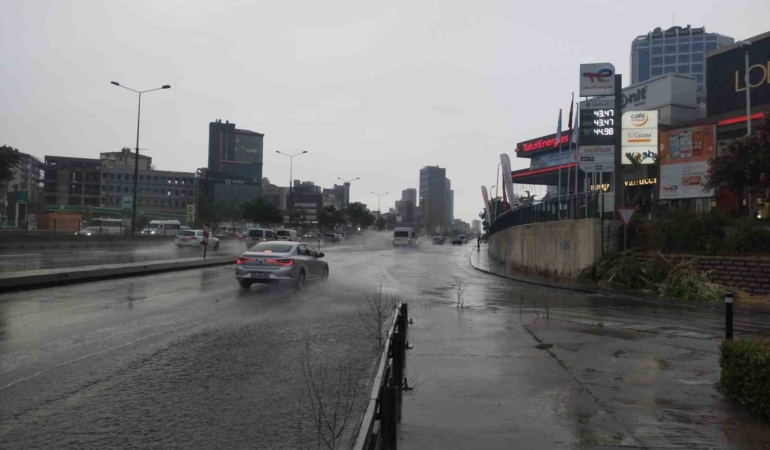 İstanbul hafta sonuna yağmurla uyandı