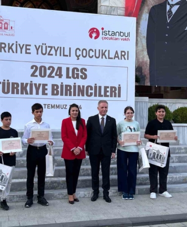 İstanbul Valisi Gül, LGS Türkiye birincilerini ağırladı