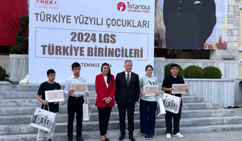 İstanbul Valisi Gül, LGS Türkiye birincilerini ağırladı