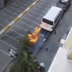İstanbul’da alev alan motosiklete ilginç müdahale kamerada: Binadan kovayla su döktüler