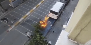 İstanbul’da alev alan motosiklete ilginç müdahale kamerada: Binadan kovayla su döktüler