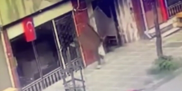 İstanbul’da ilginç hırsızlık kamerada: Apartman kapısını söküp çaldı