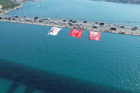 İstanbul’da köprülere dev Türk bayrakları asıldı