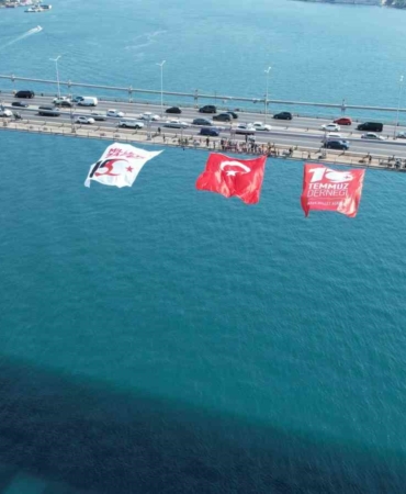 İstanbul’da köprülere dev Türk bayrakları asıldı