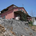 İstanbul’da maden sahasının ortasında kalan mahalleli uçurumun kenarında yaşıyor