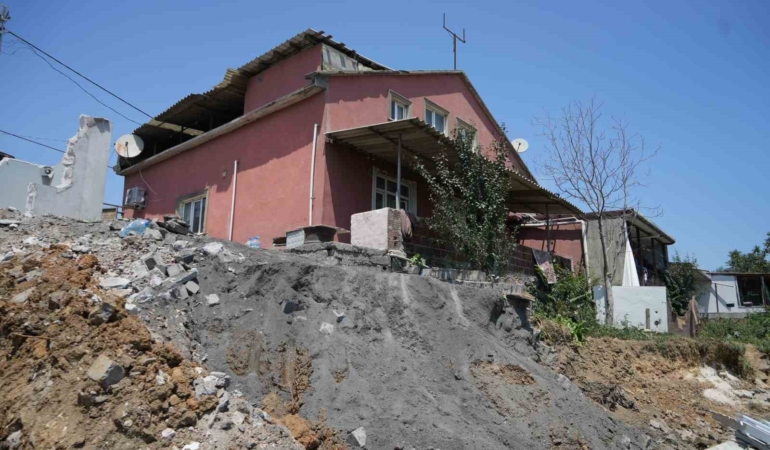İstanbul’da maden sahasının ortasında kalan mahalleli uçurumun kenarında yaşıyor
