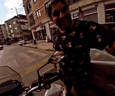 İstanbul’da motosikletli ve yaya arasında güldüren ’yol verme’ diyaloğu