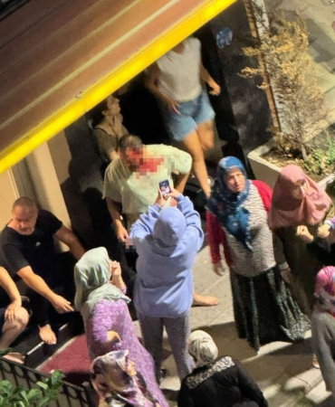 İstanbul’da ortalığın karıştığı ’miras kavgası’ kamerada: Aileler birbirine girdi, 3 kişi yaralandı