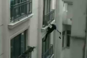 İstanbul’da “örümcek adam” gibi otele tırmanan hırsız kamerada