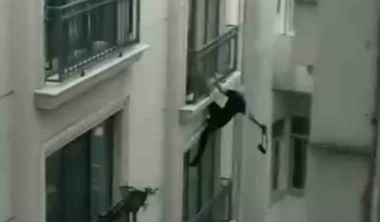 İstanbul’da “örümcek adam” gibi otele tırmanan hırsız kamerada