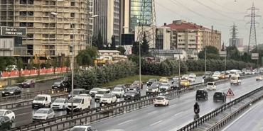 İstanbul’da sağanak yağış trafiği olumsuz etkiledi