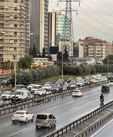 İstanbul’da sağanak yağış trafiği olumsuz etkiledi