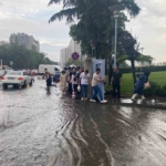 İstanbul’da sağanak yolları göle çevirdi, vatandaşlar zor anlar yaşadı