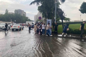 İstanbul’da sağanak yolları göle çevirdi, vatandaşlar zor anlar yaşadı