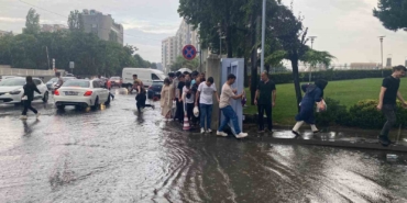 İstanbul’da sağanak yolları göle çevirdi, vatandaşlar zor anlar yaşadı