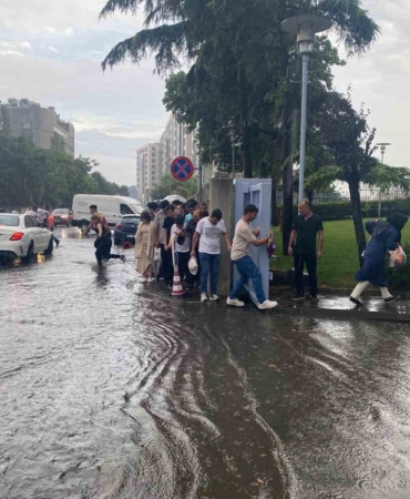 İstanbul’da sağanak yolları göle çevirdi, vatandaşlar zor anlar yaşadı