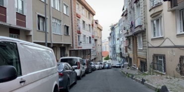 İstanbul’da “Üstüme toz geliyor” kavgası kamerada: Oğlu ve babası adama saldırdı