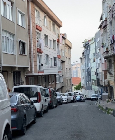 İstanbul’da “Üstüme toz geliyor” kavgası kamerada: Oğlu ve babası adama saldırdı