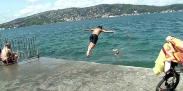 İstanbullular sıcak havada Boğaz’ın sularında serinledi
