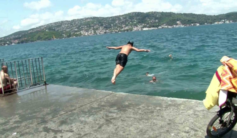 İstanbullular sıcak havada Boğaz’ın sularında serinledi