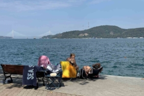 İstanbullular sıcak havada Boğaz’ın sularında serinledi