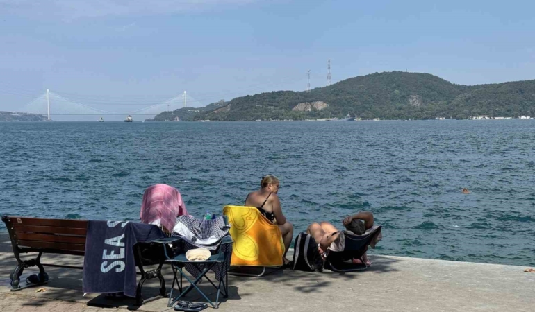 İstanbullular sıcak havada Boğaz’ın sularında serinledi