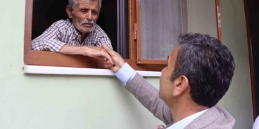 İzmit Belediyesi ekipleri vatandaşlarla bir araya gelerek talepleri dinledi