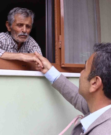 İzmit Belediyesi ekipleri vatandaşlarla bir araya gelerek talepleri dinledi