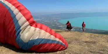 İznik Gölü turkuaza büründü, yamaç paraşütüne akın başladı