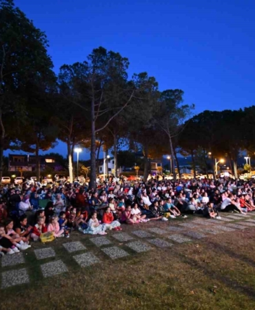 İznik’te yaz etkinlikleri açık hava sinemasıyla başladı