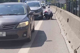 Kadıköy D-100 karayolunda yavru kediyi kurtaran duyarlı vatandaş kamerada