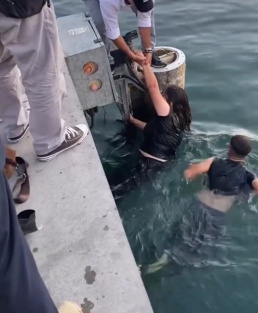Kadıköy’de denize düşen kadını vatandaşlar kurtardı