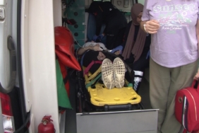 Kadıköy’de lüks araç park halindeki ticari taksiye çarptı: 3 yaralı