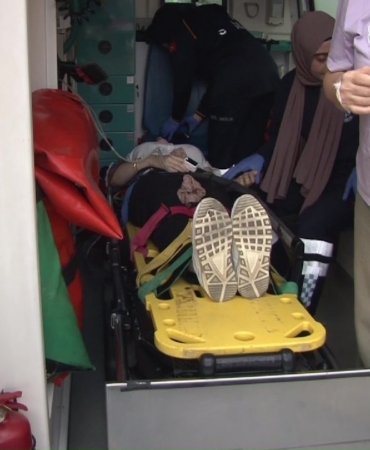 Kadıköy’de lüks araç park halindeki ticari taksiye çarptı: 3 yaralı