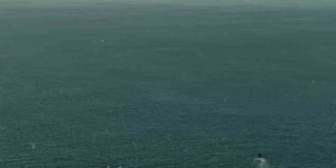 Kadıköy’de sağanak yağmura aldırış etmeden yüzdüler