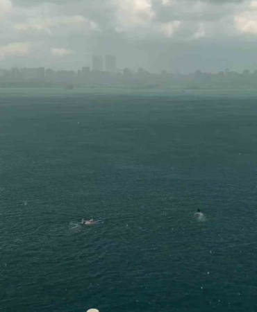 Kadıköy’de sağanak yağmura aldırış etmeden yüzdüler