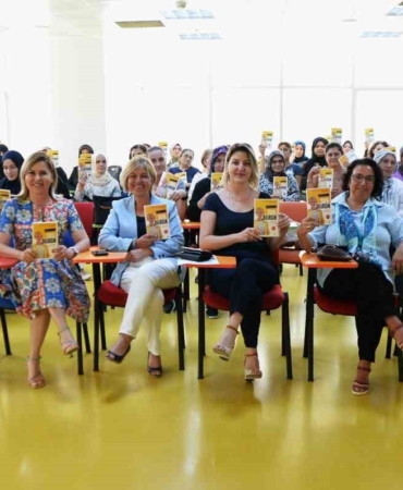 ‘Kadın Yazarıyla Buluşuyor’ projesinde ilk kitap dağıtıldı