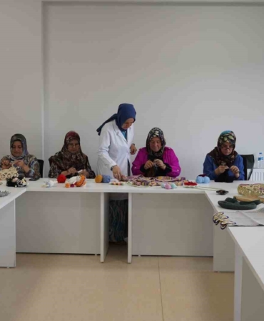 Kadınlar hem zanaat öğreniyor hem de sosyalleşiyor