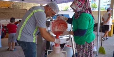 Kadınların salça mesaisi 15 gün erken başladı