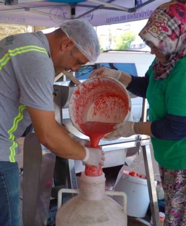 Kadınların salça mesaisi 15 gün erken başladı