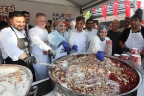 Kağıthane Belediyesi vatandaşlara 35 bin kase aşure dağıttı