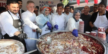 Kağıthane Belediyesi vatandaşlara 35 bin kase aşure dağıttı